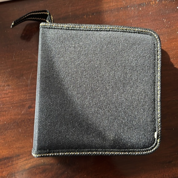 Portable CD holder, 40 pieces zippered black brand new - Picture 2 of 5